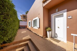 A building with a white door, a small potted plant, and a sign indicating 'Casa Amendoeiras.' - CoolHouses Algarve Luz|Casa das Amendoeiras (Luz)