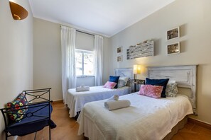 4 bedrooms, iron/ironing board, WiFi, bed sheets