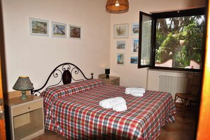 5 camere, una scrivania, ferro/asse da stiro, Wi-Fi gratuito