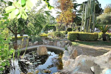 Parco della struttura. Villa Vallereale giardino e piscina uso esclusivo