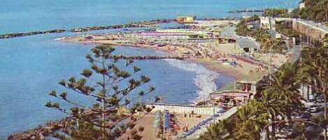 Sur la plage, chaise longue