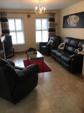 Fernseher, Kamin, DVD-Player, Bücher