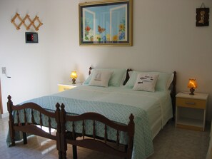 2 chambres, coffres-forts dans les chambres, fer et planche à repasser