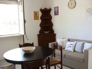 Televisión y chimenea 