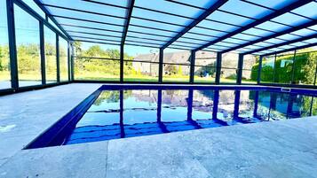 Piscine couverte, piscine extérieure