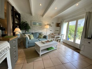 TV, fireplace, DVD player, table football - Cosy couples' studio gîte in the heart of the Monts D'Arrée with heated pool (Bretagne)