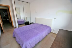 2 soverom, strykejern/-brett og sengetøy