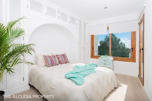 2 chambres, coffres-forts dans les chambres, fer et planche à repasser