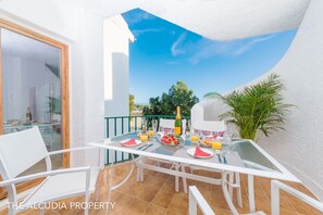 Marina Apartment mit Pool und Terrasse mit Meerblick