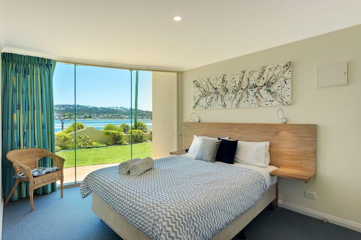 2 habitaciones, cubrecamas y muebles diferentes