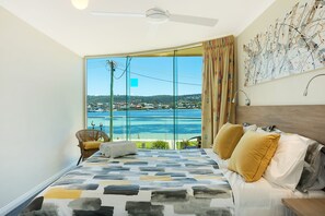 2 habitaciones, cubrecamas y muebles diferentes 