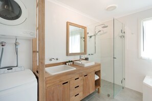 Hair dryer, towels - Cetacea Luxury Apartments (Merimbula)