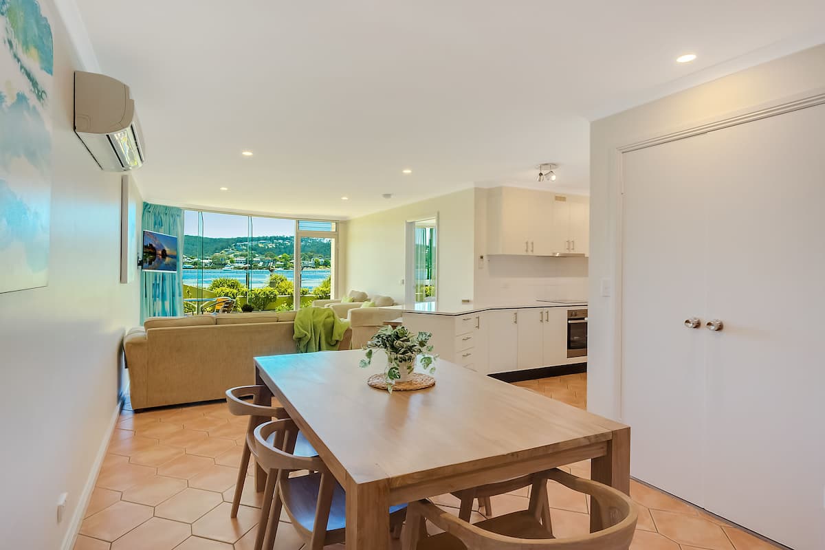 2 habitaciones, cubrecamas y muebles diferentes