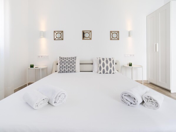 2 bedrooms, iron/ironing board, internet, bed sheets