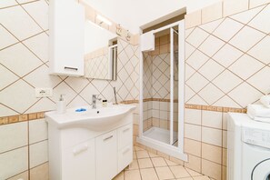 Regadera, secadora de cabello, toallas 