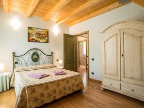 5 bedrooms, desk, iron/ironing board, WiFi