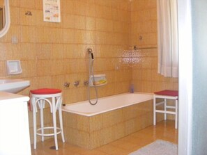 Badewanne, Haartrockner, Handtücher