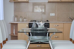 Réfrigérateur, four à micro-ondes, surface de cuisson, cafetière-théière