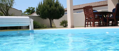 Una piscina al aire libre, una piscina climatizada