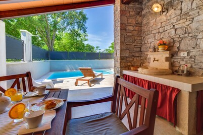 Encantadora casa de piedra con piscina privada y jardín.