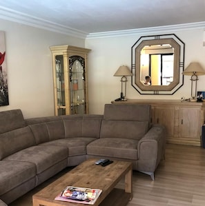 Smart TV, DVD player, books