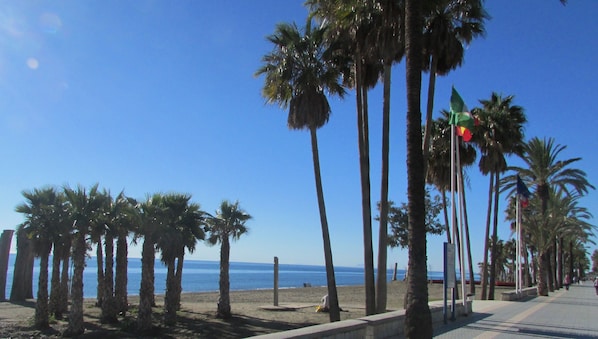 Beach nearby, sun-loungers, beach towels