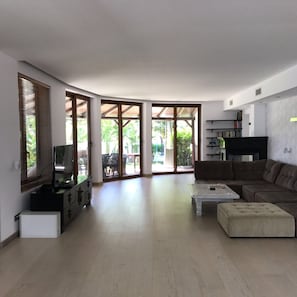 Smart TV, fireplace, DVD player, ping pong