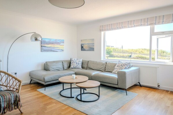 TV connectée, lecteur de DVD, livres, vidéothèque