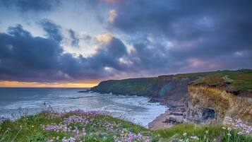 Na praia, espreguiçadeiras