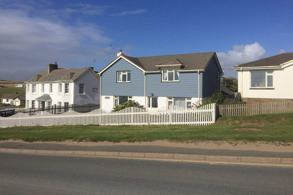 Large house, North Cornwall, Seaviews. 1 min to beach! Pet Friendly. Sleeps 10.