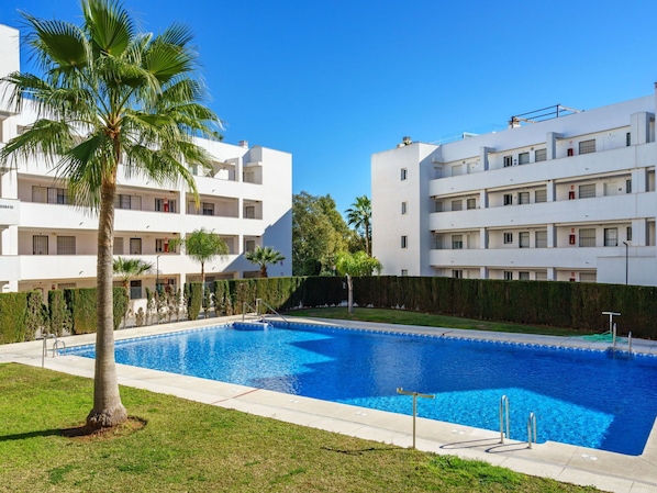 Agua, Edificio, Planta, Tiempo De Día, Cielo, Ventana, Piscina, Azur, Árbol, Casa