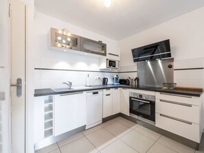 Microwave, oven, dishwasher, toaster - Beautiful apartment for 4 people with WIFI, pool, A/C, TV and patio (Cavalaire-sur-mer)