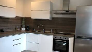 Réfrigérateur, micro-ondes, plaque de cuisson, lave-vaisselle