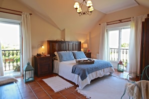 5 bedrooms, iron/ironing board, WiFi, bed sheets
