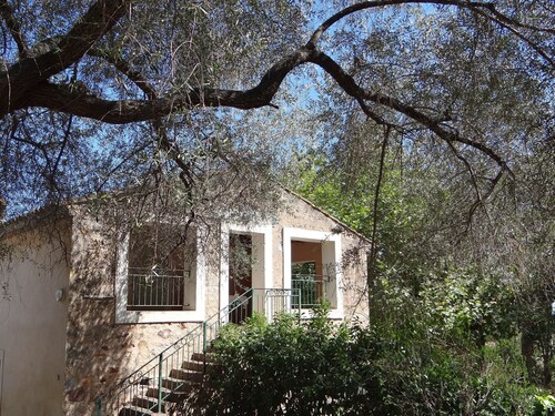 Flat with loggia in a charming 18th century family estate, quiet, with independant entrance.