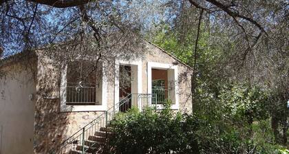 Maison de un étage dans une propriété de charme, trÚs calme, dans un grand parc