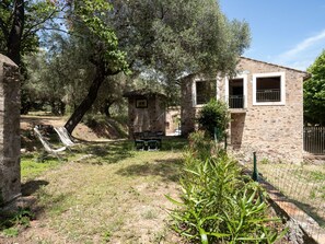 المنطقة المحيطة بالمنشأة