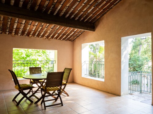 Flat with loggia in a charming 18th century family estate, quiet, with independant entrance.