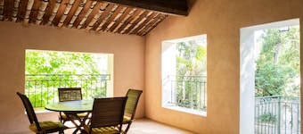 Flat with loggia in a charming 18th century family estate, quiet, with independant entrance.