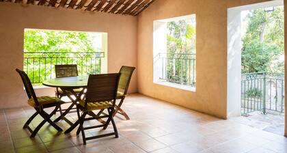 Flat with loggia in a charming 18th century family estate, quiet, with independant entrance.