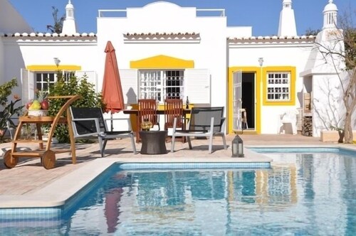 Villa 500 Meter vom Meer mit Eigenem Salzwasser-pool in Meia Praia