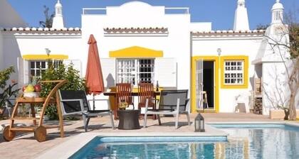 Villa 500 Meter vom Meer mit Eigenem Salzwasser-pool in Meia Praia