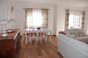 Fernseher, Kamin, DVD-Player