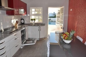 Een koelkast, een microgolfoven, een oven, een kookplaat