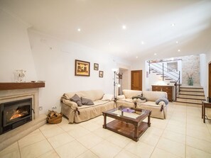 TV, fireplace - Wonderful private villa for 8 people with hot tub, WIFI, A/C, TV and patio (Mancor De La Vall)