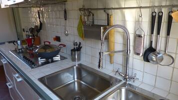 Réfrigérateur, micro-ondes, plaque de cuisson, lave-vaisselle