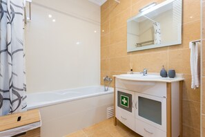 Combined shower/bathtub, hair dryer, towels - Apartment (T1) Xaara (Portimão)