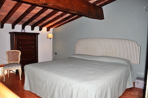 1 dormitorio, tabla de planchar con plancha, wifi gratis y ropa de cama