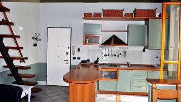 Kühlschrank, Mikrowelle, Herdplatte, Wasserkocher mit Kaffee-/Teezubehör