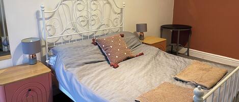 2 bedrooms, iron/ironing board, Internet, bed sheets
